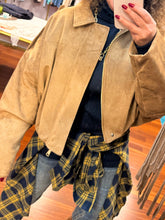 Cargar imagen en el visor de la galería, CHAQUETA BOMBER CAMEL