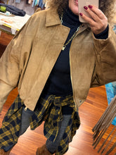 Cargar imagen en el visor de la galería, CHAQUETA BOMBER CAMEL