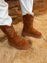 Cargar imagen en el visor de la galería, BOTA PELITO COWBOY
