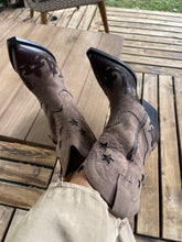 Cargar imagen en el visor de la galería, BOTA COWBOY MARRÓN STARS
