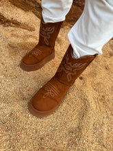 Cargar imagen en el visor de la galería, BOTA PELITO COWBOY
