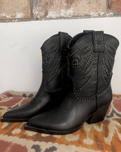 Cargar imagen en el visor de la galería, BOTA COWBOY BLACK/TACHAS
