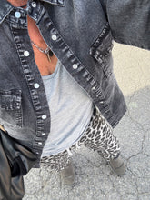 Cargar imagen en el visor de la galería, CAMISA JEAN GRIS
