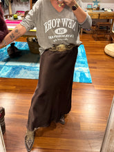 Cargar imagen en el visor de la galería, CAMISETA NY TAUPE
