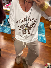 Cargar imagen en el visor de la galería, CAMISETA UNIVERSITY
