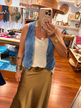 Cargar imagen en el visor de la galería, CHALECO JEAN CLÁSIC

