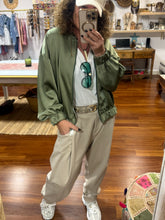 Cargar imagen en el visor de la galería, BOMBER VISCOSA TOP
