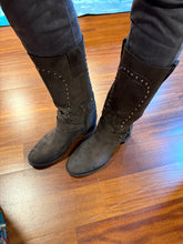 Cargar imagen en el visor de la galería, BOTA BIKER TACHAS GRIS
