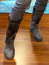 Cargar imagen en el visor de la galería, BOTA BIKER TACHAS GRIS
