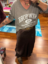 Cargar imagen en el visor de la galería, CAMISETA NY TAUPE
