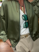 Cargar imagen en el visor de la galería, BOMBER VISCOSA TOP
