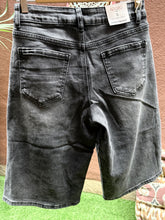 Cargar imagen en el visor de la galería, BERMUDA JEAN GRIS
