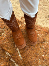 Cargar imagen en el visor de la galería, BOTA PELITO COWBOY

