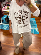 Cargar imagen en el visor de la galería, CAMISETA UNIVERSITY
