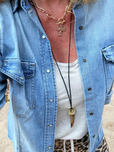 Cargar imagen en el visor de la galería, CAMISA JEAN CLAR
