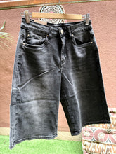 Cargar imagen en el visor de la galería, BERMUDA JEAN GRIS
