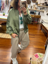 Cargar imagen en el visor de la galería, BOMBER VISCOSA TOP
