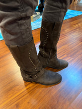 Cargar imagen en el visor de la galería, BOTA BIKER TACHAS GRIS
