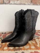 Cargar imagen en el visor de la galería, BOTA COWBOY BLACK/TACHAS
