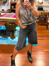 Cargar imagen en el visor de la galería, BERMUDA JEAN GRIS
