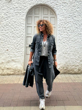 Cargar imagen en el visor de la galería, CAMISA JEAN GRIS
