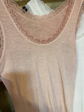 Cargar imagen en el visor de la galería, CAMISETA TIRAN/PUNT
