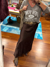 Cargar imagen en el visor de la galería, CAMISETA NY TAUPE
