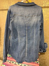 Cargar imagen en el visor de la galería, CAMISA JEAN MEDIO
