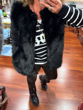 Cargar imagen en el visor de la galería, CHALECO PELO GOOD
