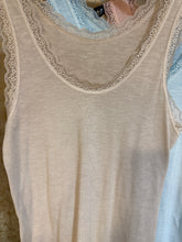 Cargar imagen en el visor de la galería, CAMISETA TIRAN/PUNT
