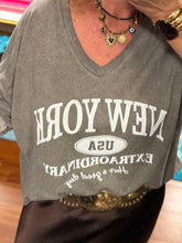 Cargar imagen en el visor de la galería, CAMISETA NY TAUPE
