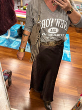 Cargar imagen en el visor de la galería, CAMISETA NY TAUPE
