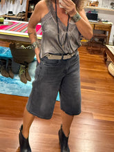 Cargar imagen en el visor de la galería, BERMUDA JEAN GRIS
