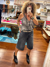 Cargar imagen en el visor de la galería, BERMUDA JEAN GRIS
