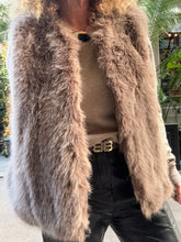 Cargar imagen en el visor de la galería, CHALECO PELO GOOD
