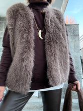 Cargar imagen en el visor de la galería, CHALECO PELO GOOD
